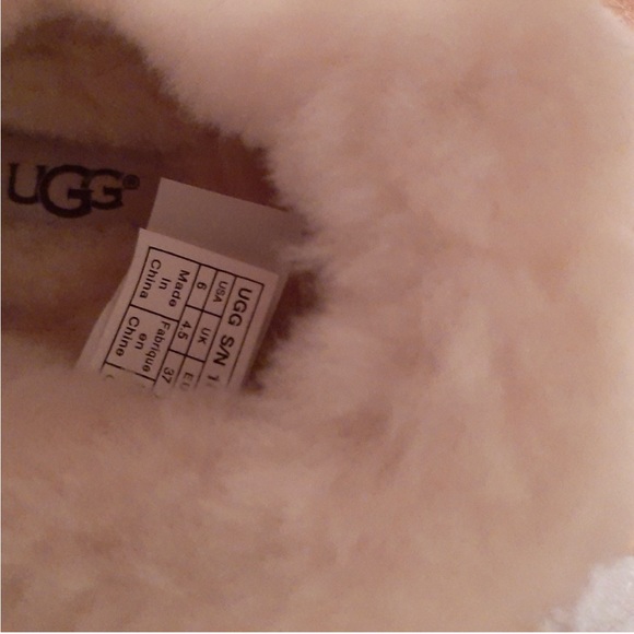 Ugg slippers new condition - Picture 3 of 4